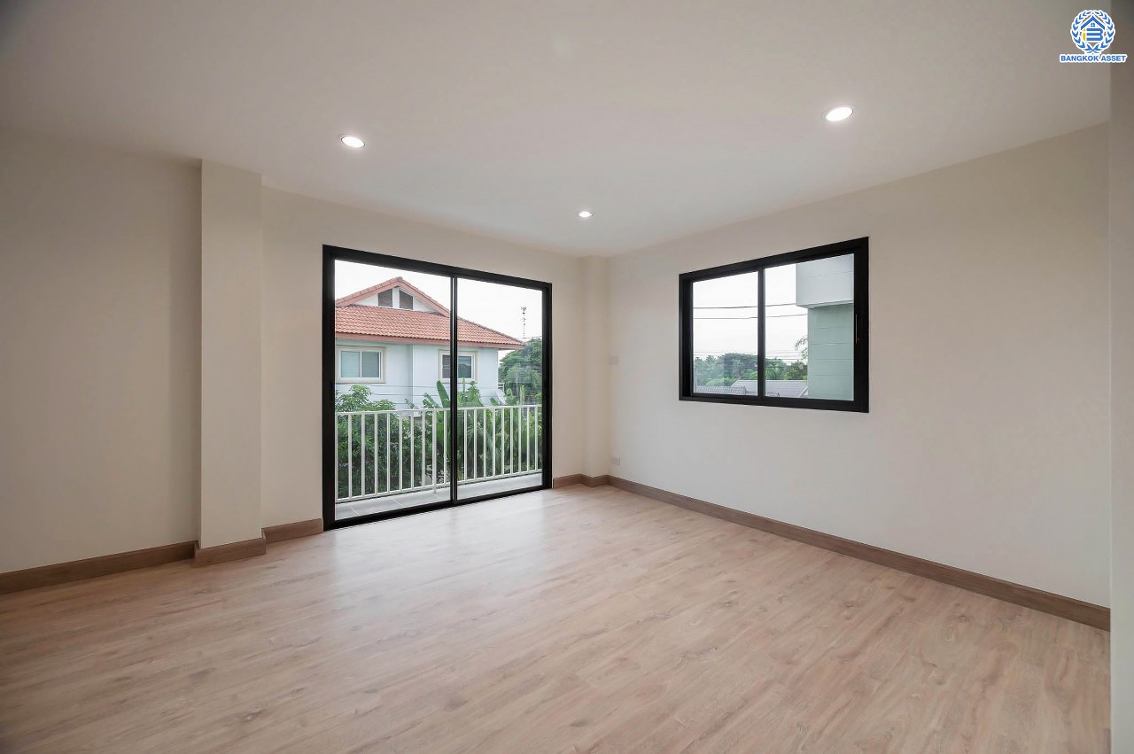 บ้านมือสองตกแต่งใหม่ โครงการ มณธานี บางแค บ้านเดี่ยว 3 ชั้น ดีไซน์หรูหรา เนื้อที่กว้าง 55.3 ตร.ว. พื้นที่ใช้สอย 240 ตร.ม. ฟังก์ชัน 5 ห้องนอน 4 ห้องน้ำ 2 ที่จอดรถ ฟังก์ชันครบตอบทุกไลฟ์สไตล์ บนทำเลศักยภาพ เชื่อมต่อถนนกาญจนาภิเษก ใกล้เดอะมอลล์บางแค ใกล้รถไฟฟ้าสายสีน้ำเงิน "สถานีหลักสอง" และจุดขึ้นทางด่วน "กาญจนาภิเษก"...